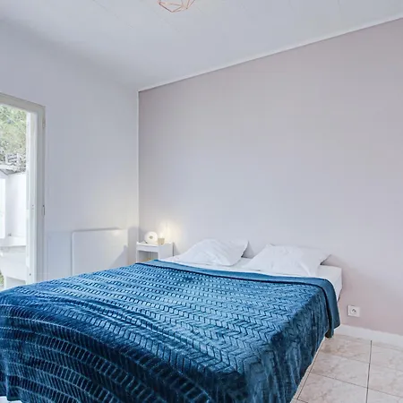 Abdon Gaux By Interhome Caves